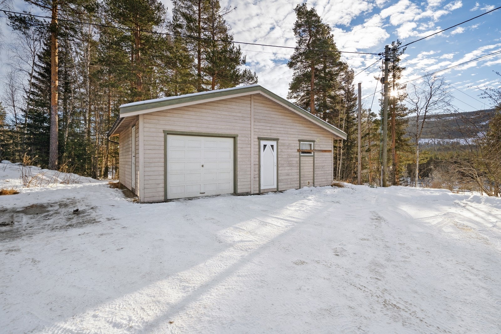 Enkelgarasje med 3 boder. Galleribilde