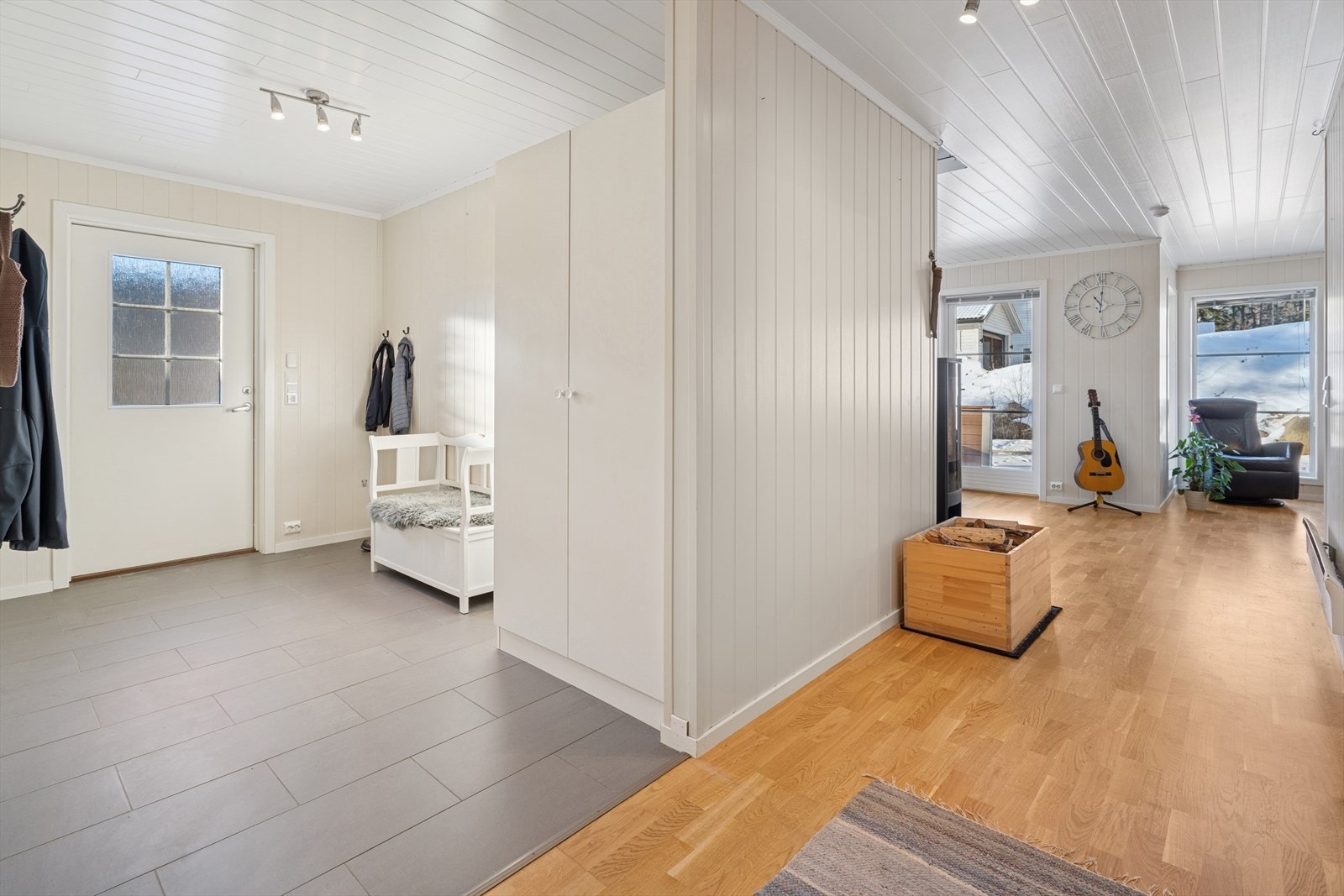 Videre kommer du inn i mellomgangen som fører deg til stue/kjøkken. Galleribilde