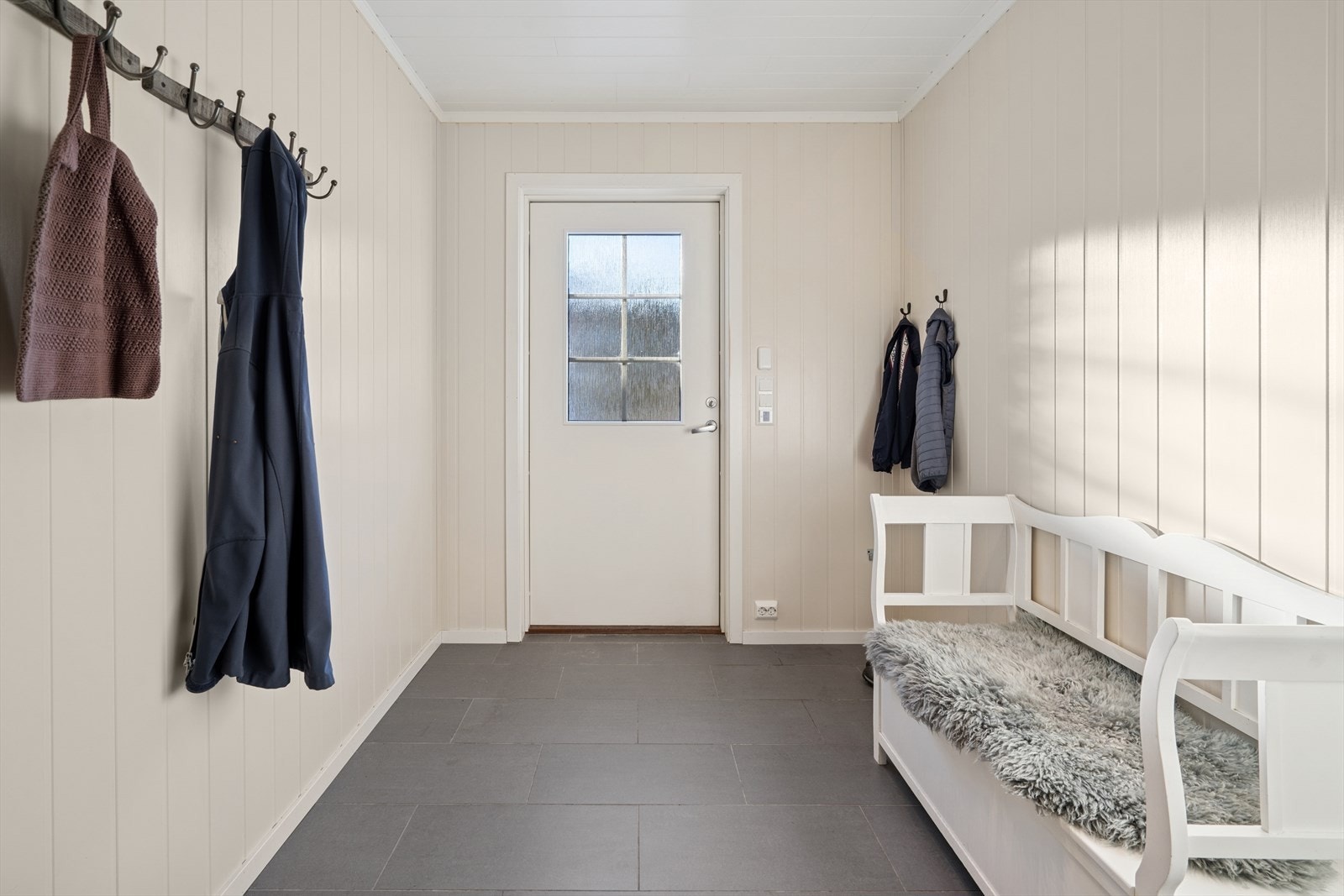 Velkommen inn i en romslig flislagt gang med gulvvarme. Galleribilde