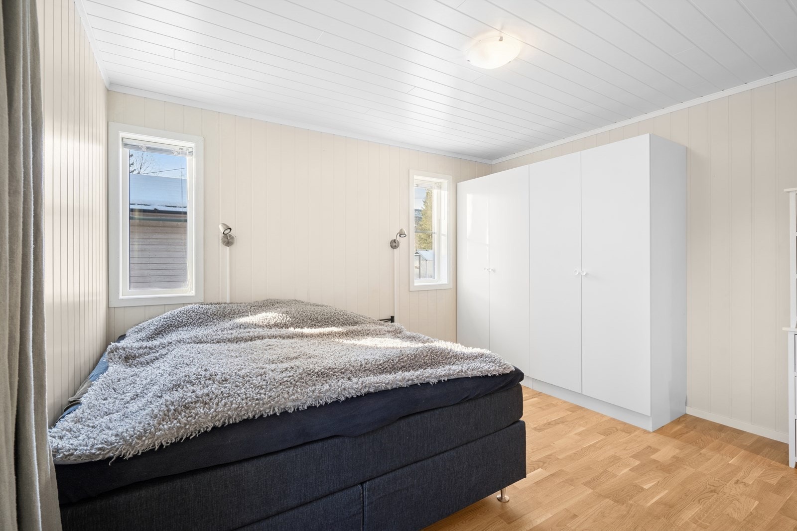 Soverom 1 har fin størrelse og har garderobeskap. Galleribilde