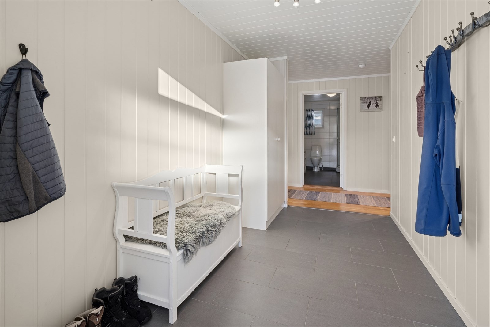 God plass til garderobeskap og oppheng. Galleribilde