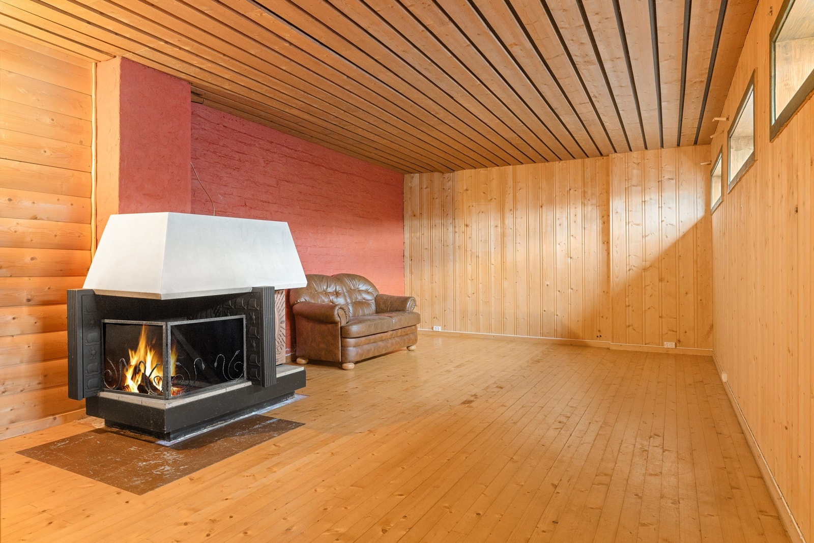 Kjellerstuen er opprinnelig byggemeldt som diverserom og dermed ikke godkjent for varig opphold. Kjøper overtar alt ansvar, eventuell kostnad og risiko forbundet med dette. Galleribilde