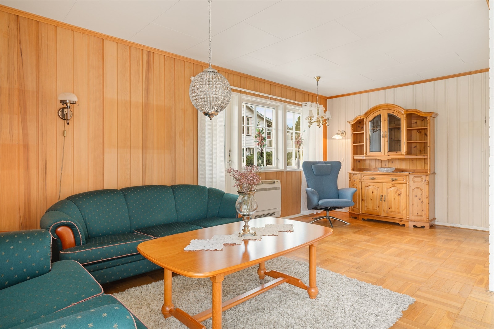 Boligen er gjennomgående lys og luftig med utstrakte vindusflater som sikrer rikelig med naturlig dagslys. Galleribilde