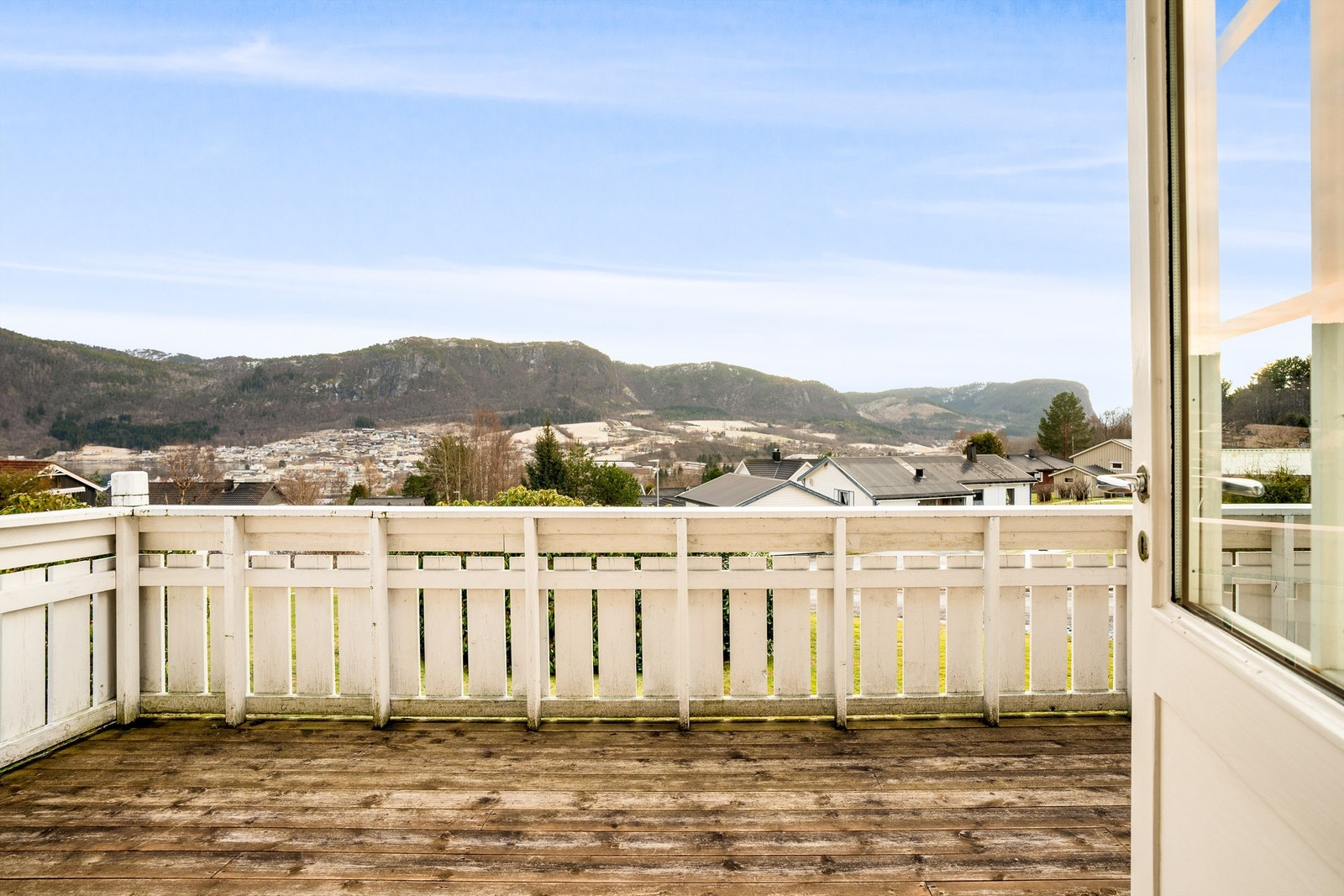 Fra soverommet har man direkte utgang til en solfylt veranda på 14 kvm. Galleribilde