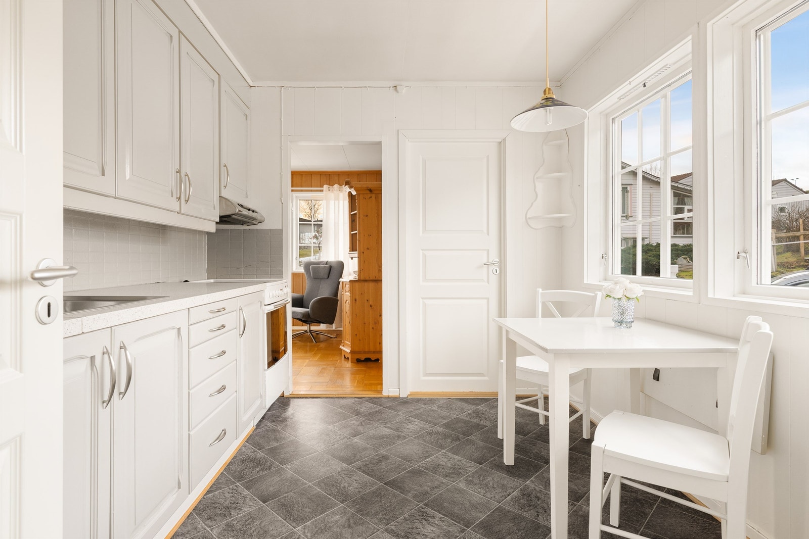 Kjøkkenet er utstyrt med komfyr med avtrekksvifte og oppvaskmaskin. Galleribilde