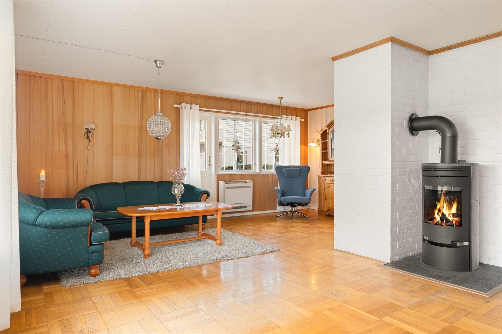 Boligen er oppvarmet med peisovn og varmepumpe i tillegg til elektrisitet. Galleribilde