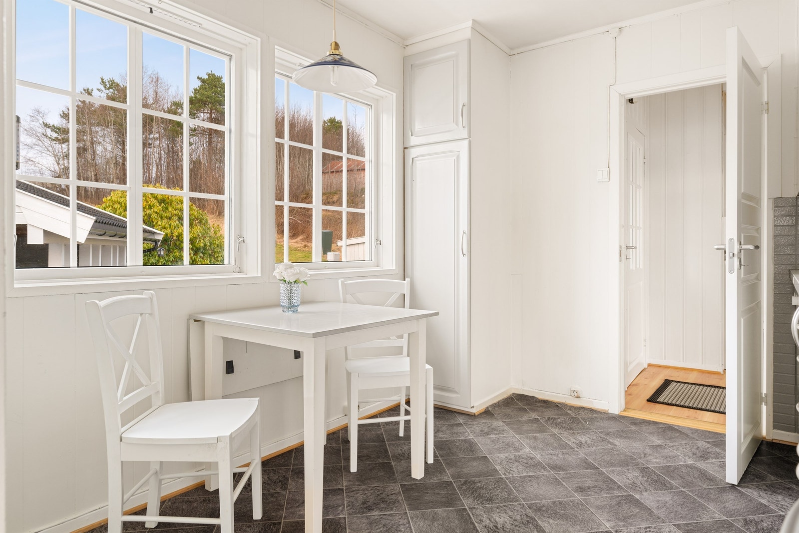 På kjøkkenet har man plass til liten spisegruppe samt rikelig med skap- og benkeplass å boltre seg på! Galleribilde