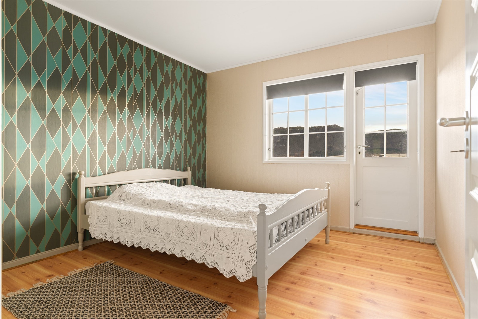 Et av tre soverom på 11 kvm med god plass til dobbeltseng av ønsket størrelse, nattbord og garderobeskap. Galleribilde