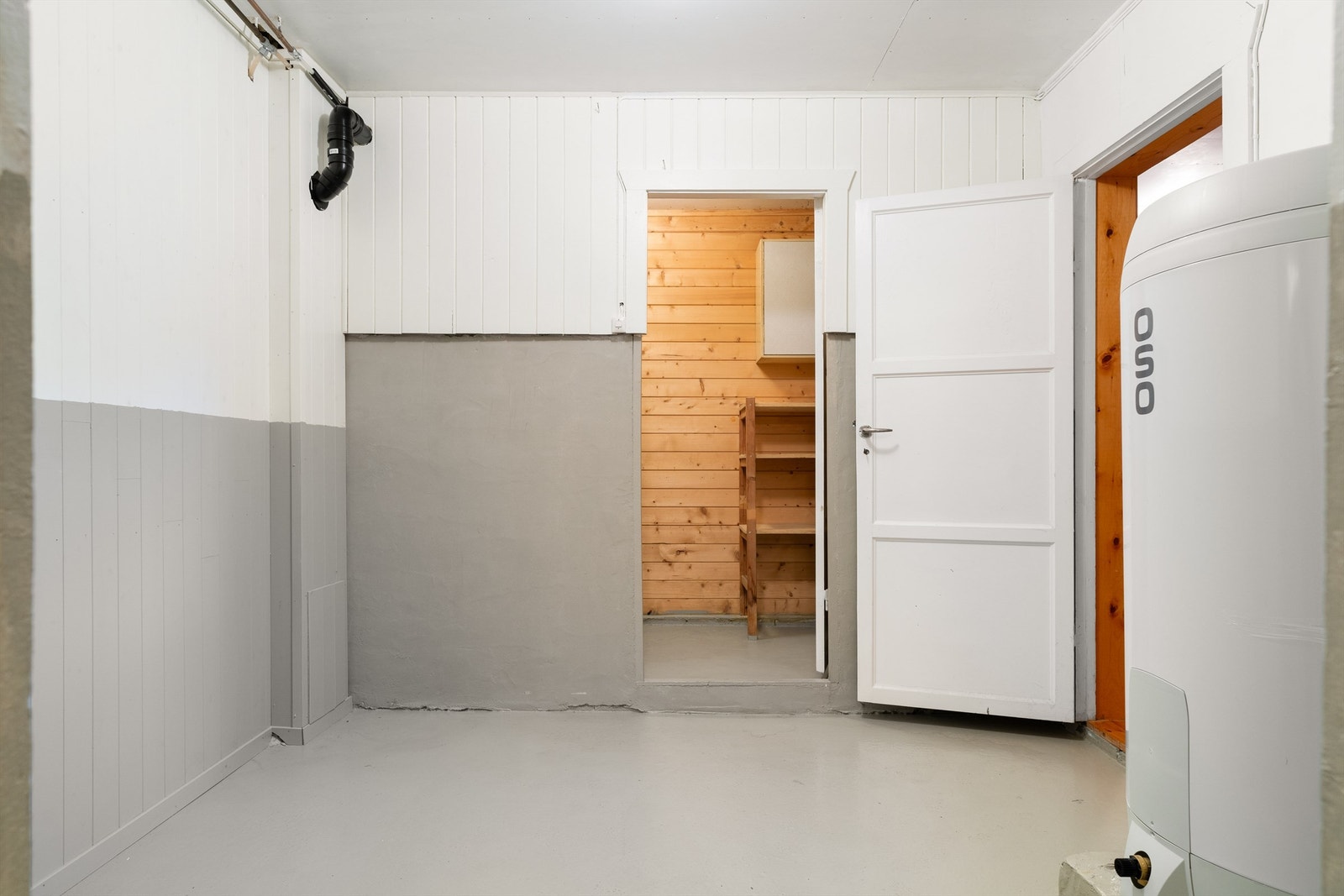 Teknisk rom og bod. Til sammen har kjelleren bodareal på 58,5 kvm. Galleribilde