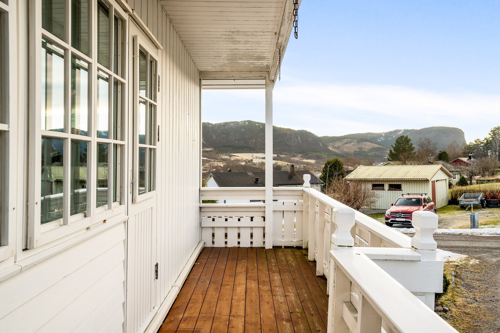 Fra stuen har man direkte utgang til en veranda på 7,5 kvm med god plass til sittegruppe. Galleribilde