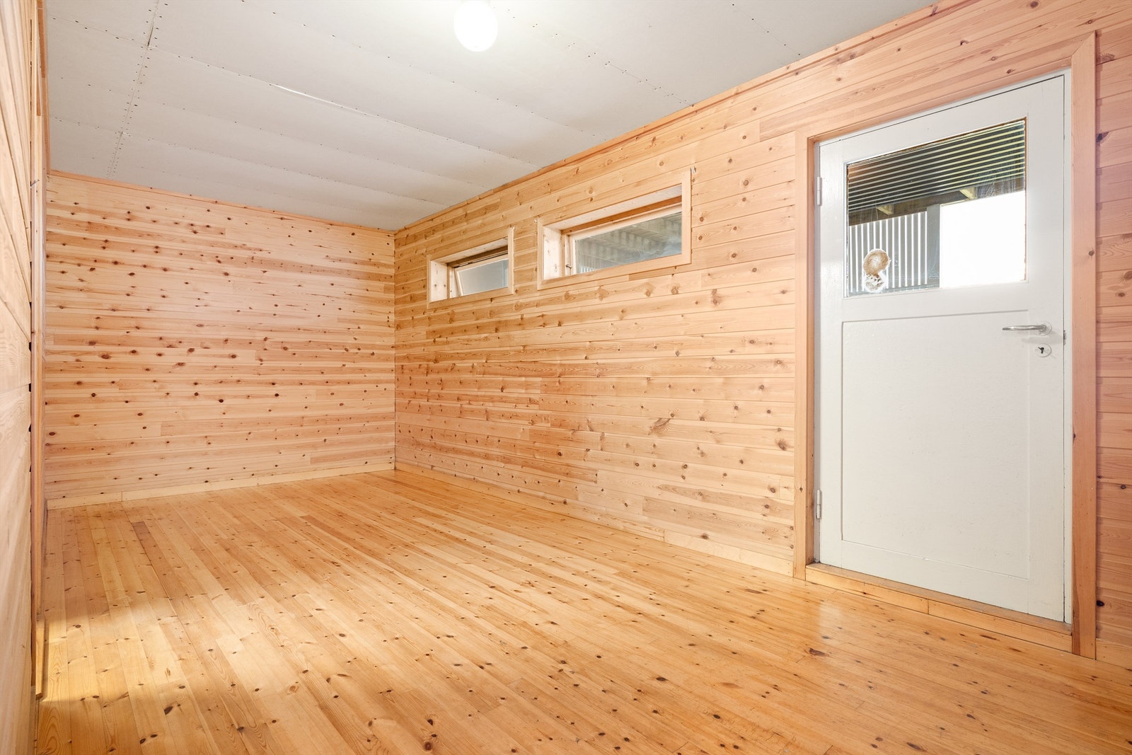 Trimrommet/hobbyrommet er opprinnelig byggemeldt som diverserom og dermed ikke godkjent for varig opphold. Kjøper overtar alt ansvar, eventuell kostnad og risiko forbundet med dette. Galleribilde