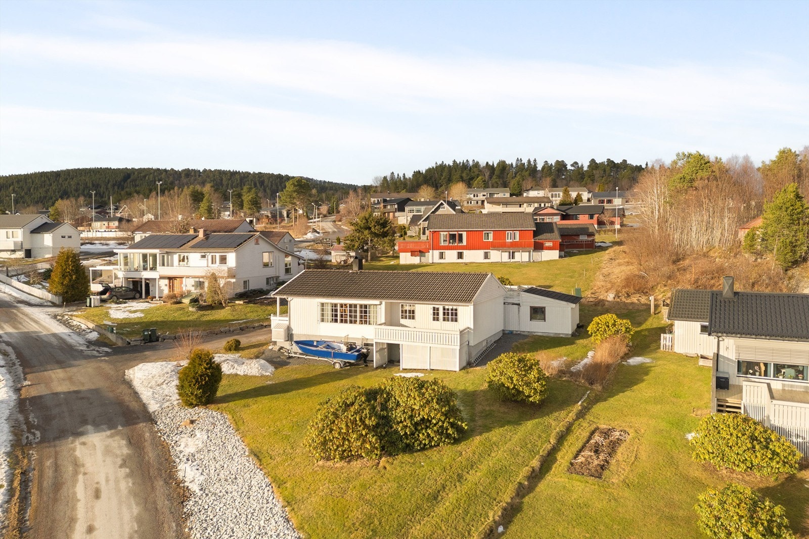 Velkommen til Åsveien 14 - og denne flotte eneboligen beliggende i rolige og familievennlige omgivelser på Kyrksæterøra! Galleribilde