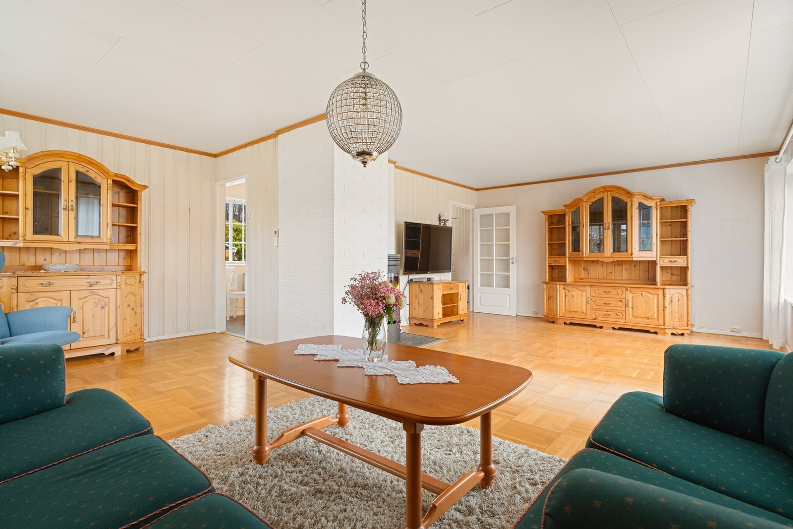 Stuen er lett å møblere med de flere sonene i rommet. Galleribilde