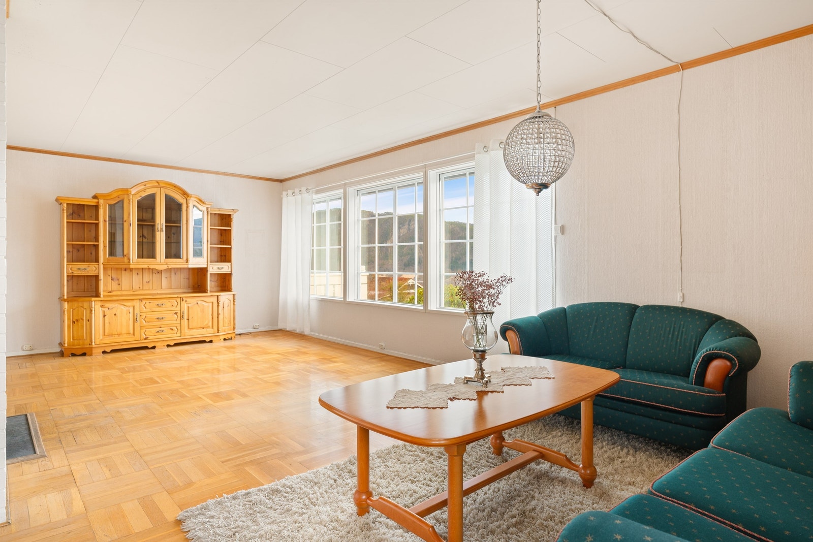 Stuearealet måler romslige 34,5 kvm. Her har man god plass til stor sofagruppe med tilhørende TV-møblement samt spisegruppe. Galleribilde