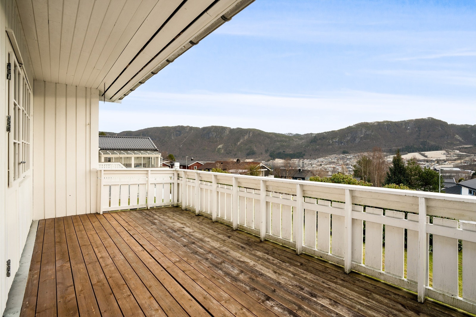 Verandaen er delvis overbygd og vil på sommerstid oppleves som en fin forlengelse av stuen. Galleribilde