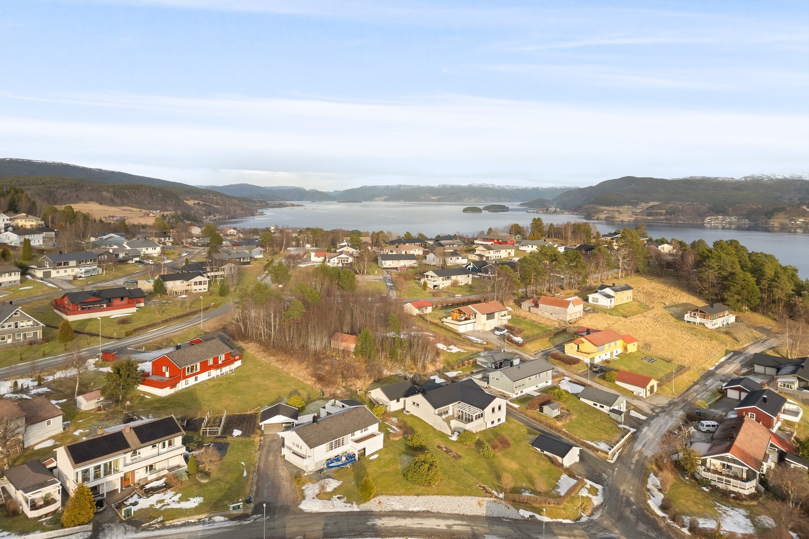 I området finner du også blant annet frisør, vinmonopol, apotek, sportsbutikk og klesbutikker. Nærmeste bussholdeplass finner man kun 11 minutters gange unna. Det er også gangavstand til skole og barnehage. Galleribilde