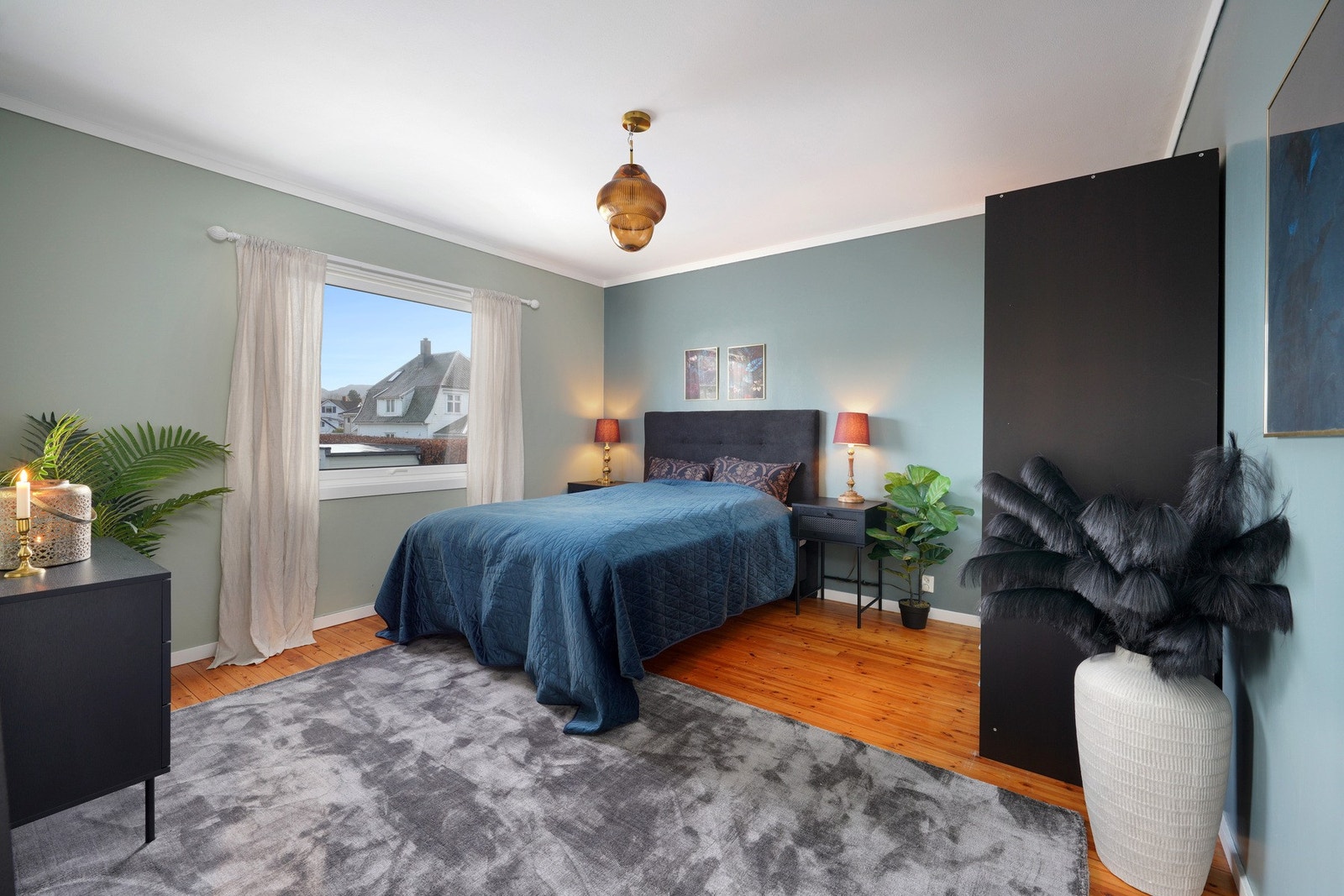 Boligen har to gode soverom. Garderobeskap som medfølger handelen. Galleribilde