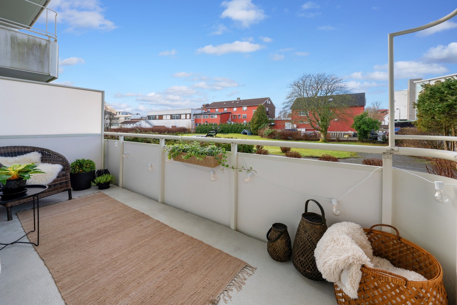 Balkongen har sol fra ca midt på dagen til sent på kvelden om sommeren. Galleribilde