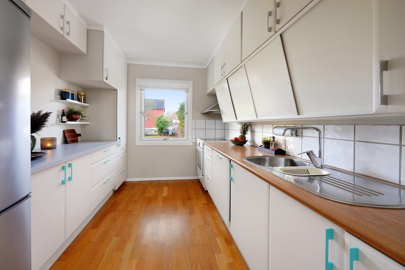 Velholdt kjøkken - godt med benke- og skapplass. Galleribilde