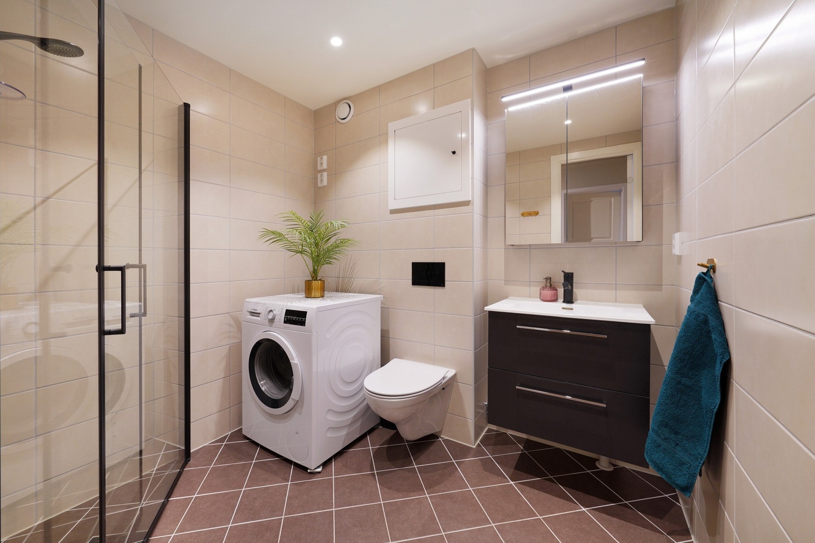 Lekkert nyere bad. Helfliset med dusjhjørne og downlights i tak. Galleribilde