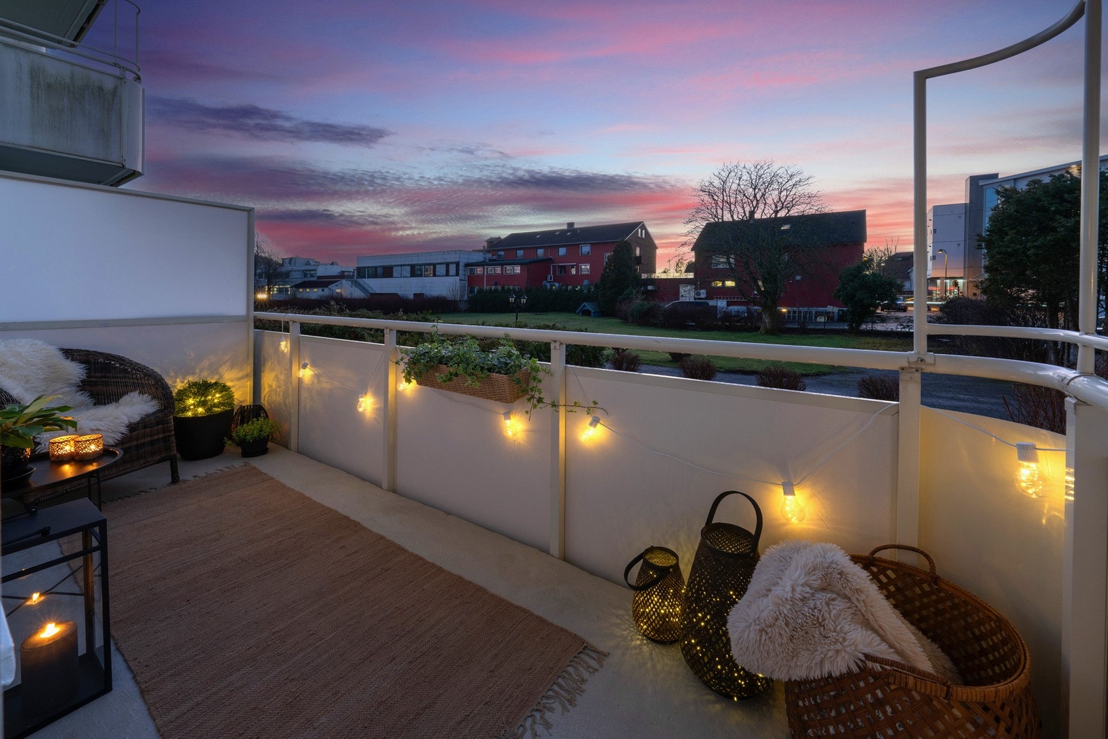 Kjekk, vestvendt balkong med gode solforhold. Galleribilde