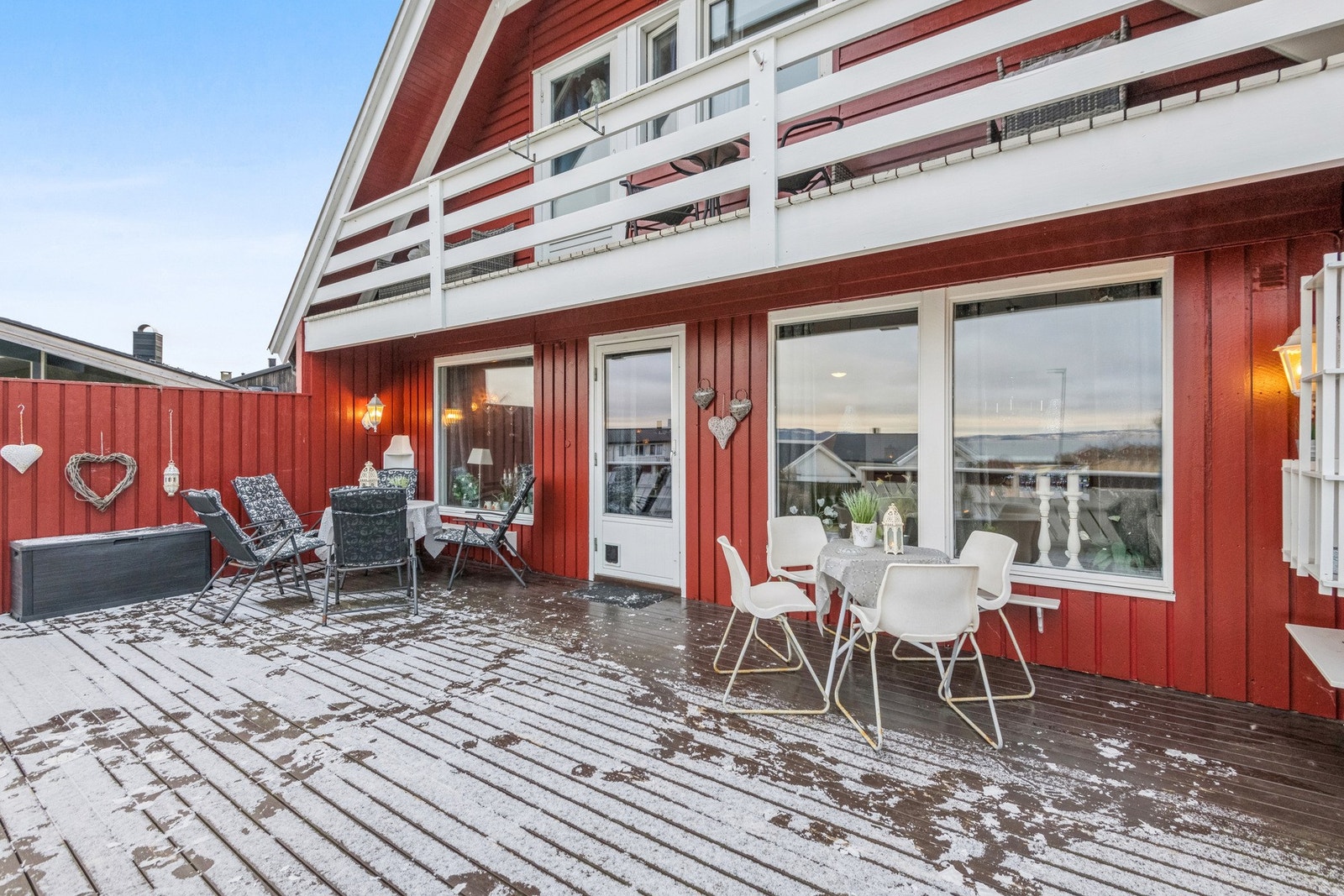 Verandaen har plass til flere typer hagemøbler. Her kan man nyte fine dager. Galleribilde