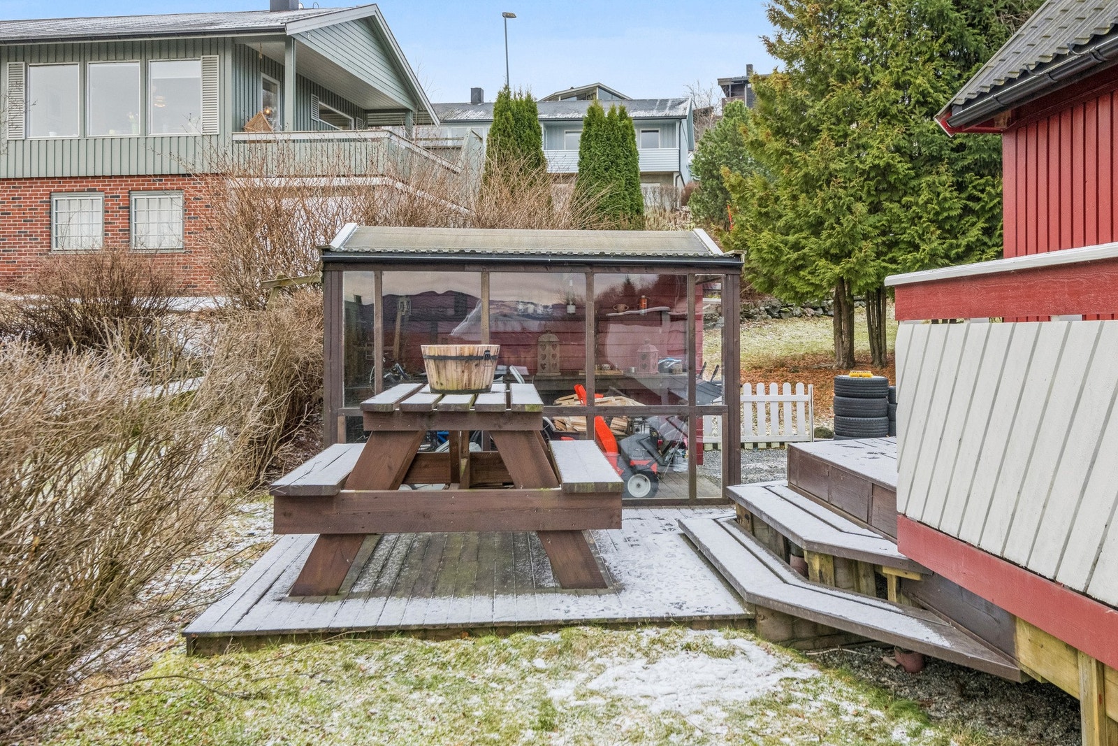 Det er en etablert bod med utekjøkken og platting med plass til sittemøbler på tomten. Galleribilde