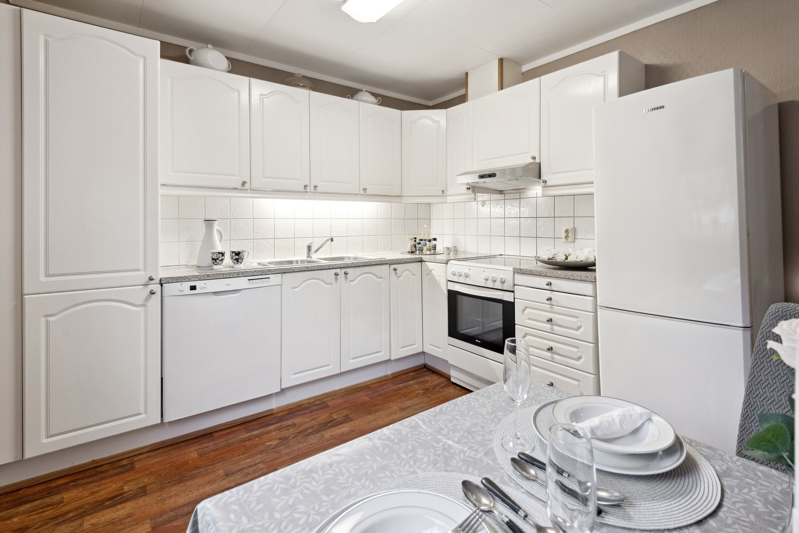 Romslig kjøkken med mye skap- og benkeplass. Galleribilde