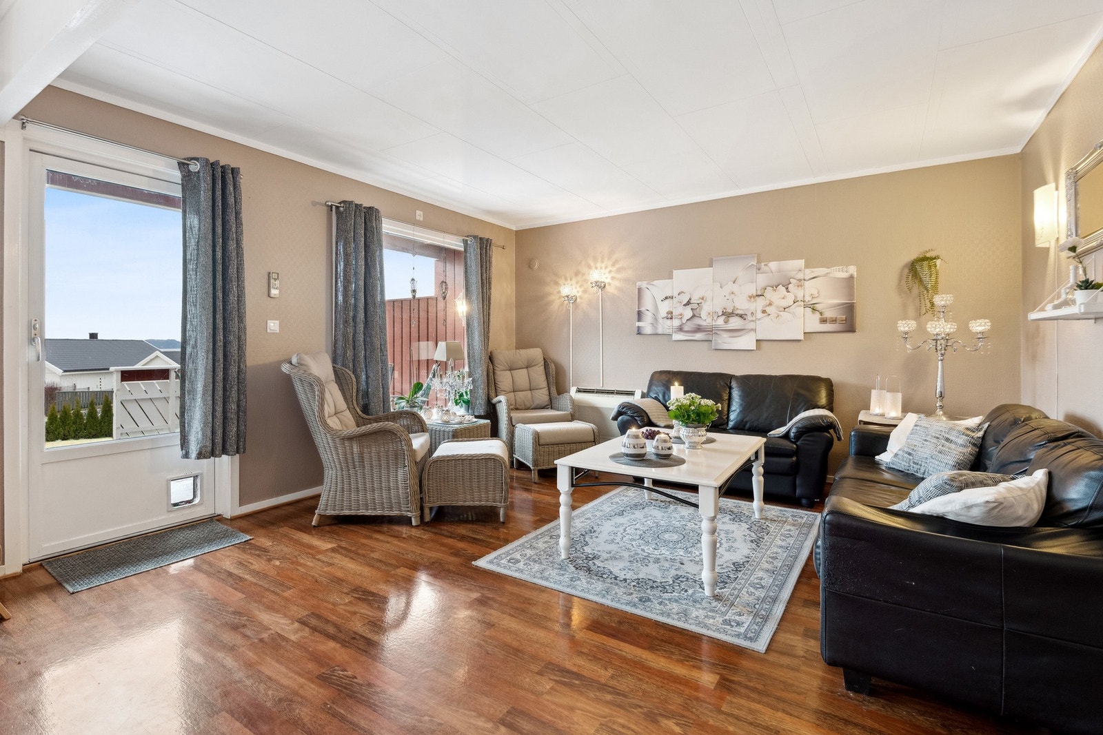 Romslig stue med god plass til ulik type møblering. Fra stuen har man enkel adkomst til romslig veranda. Galleribilde