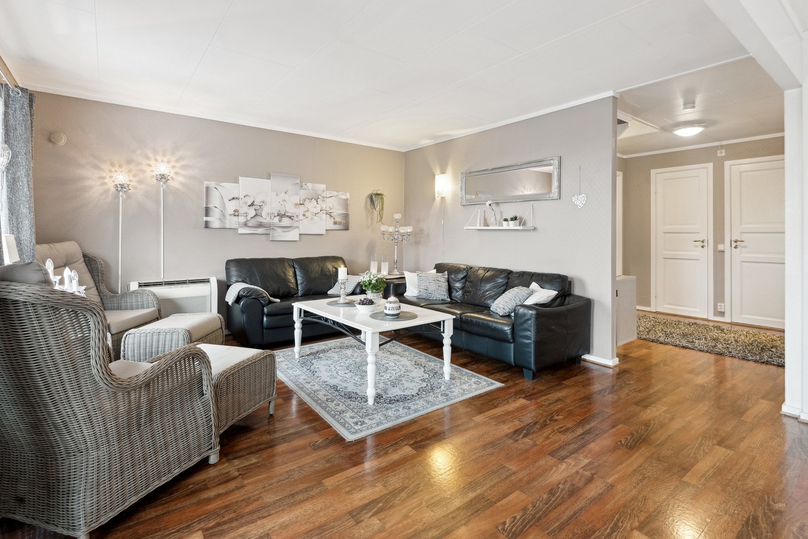 Stuen oppleves lys og luftig. Galleribilde