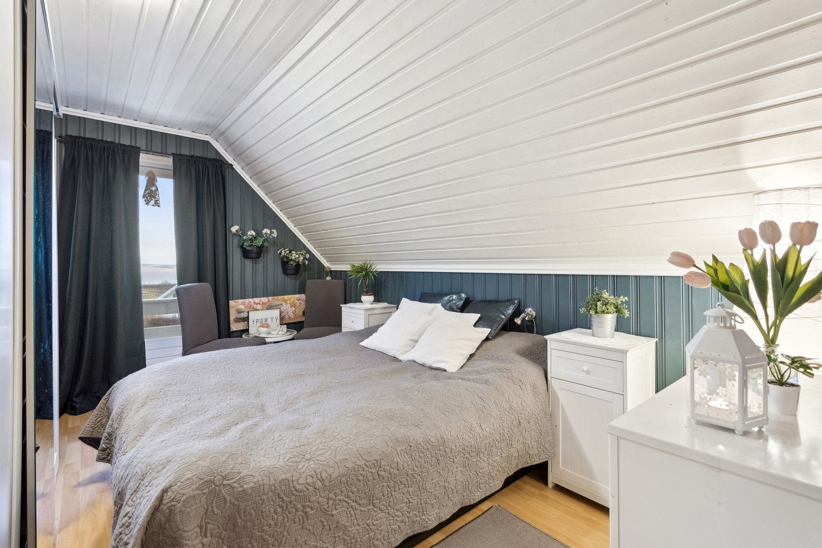 Hovedsoverommet ligger i 2.etg og har god plass til dobbeltseng og garderobeløsning. Galleribilde