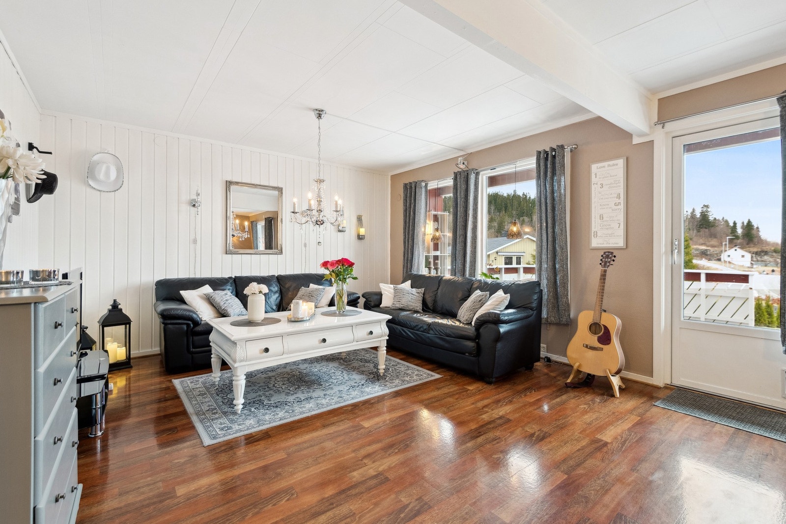 Store vindusflater gir godt med naturlig lysinnslipp. Galleribilde