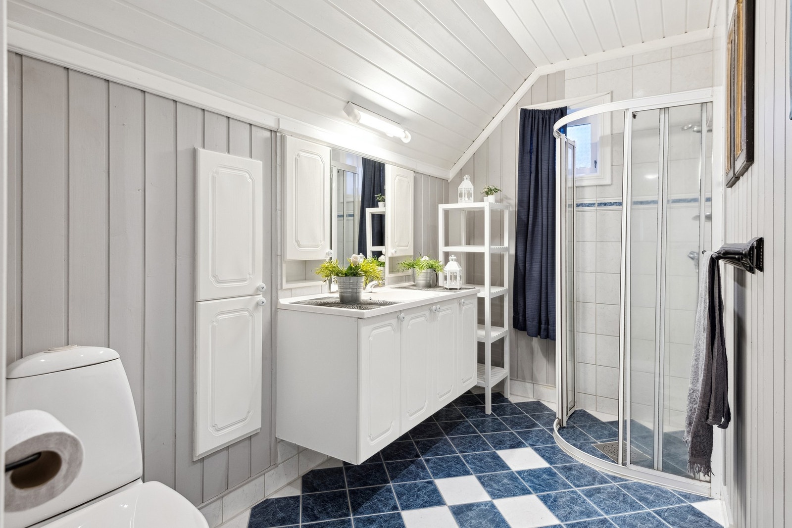 Bad i 2.etasje. Flislagt gulv med varmekabler. Galleribilde