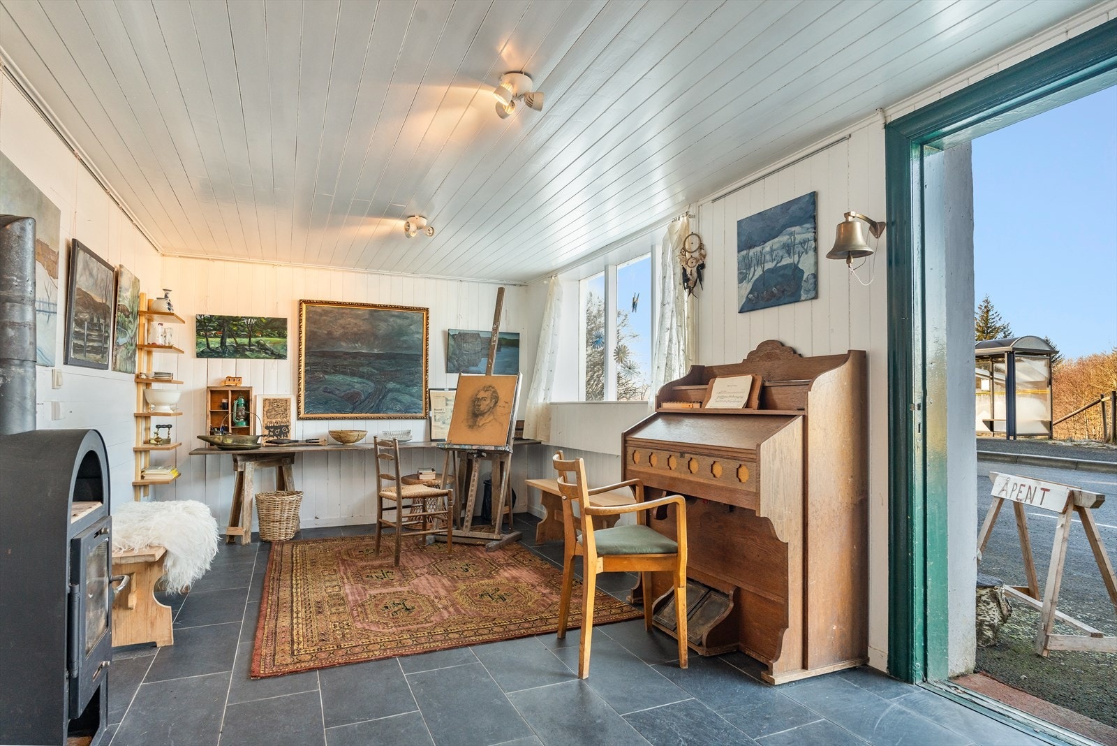 Velkommen inn i lys og trivelig i kjellerstue Galleribilde