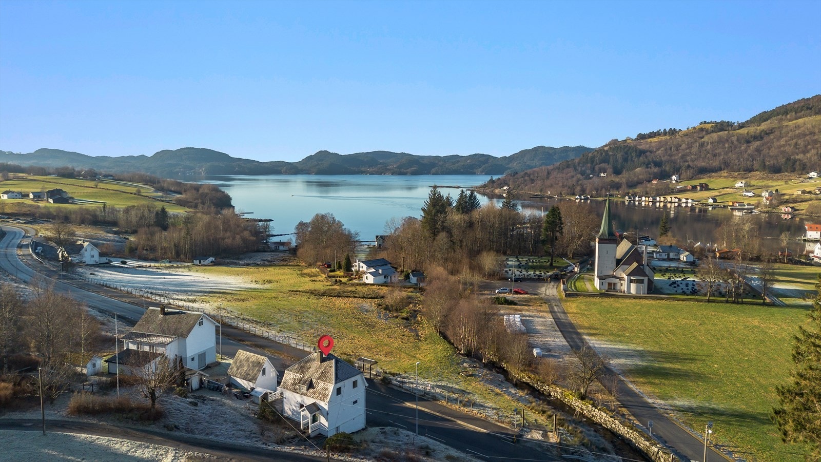 Vikevegen 1161 ligger med landlig beliggenhet, like før Vikebygd "sentrum". Galleribilde