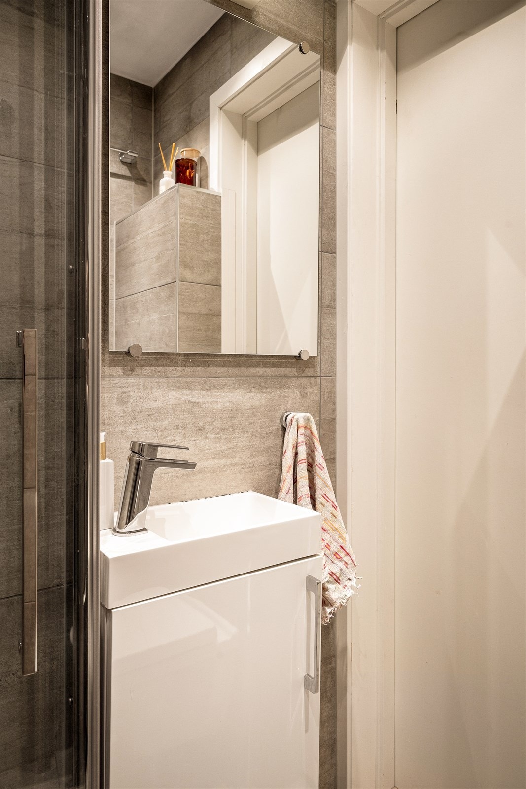 Lagringsplass i servantskap, i tillegg er det håndkleoppheng og hyller over toalettet for ekstra oppbevaring. Galleribilde