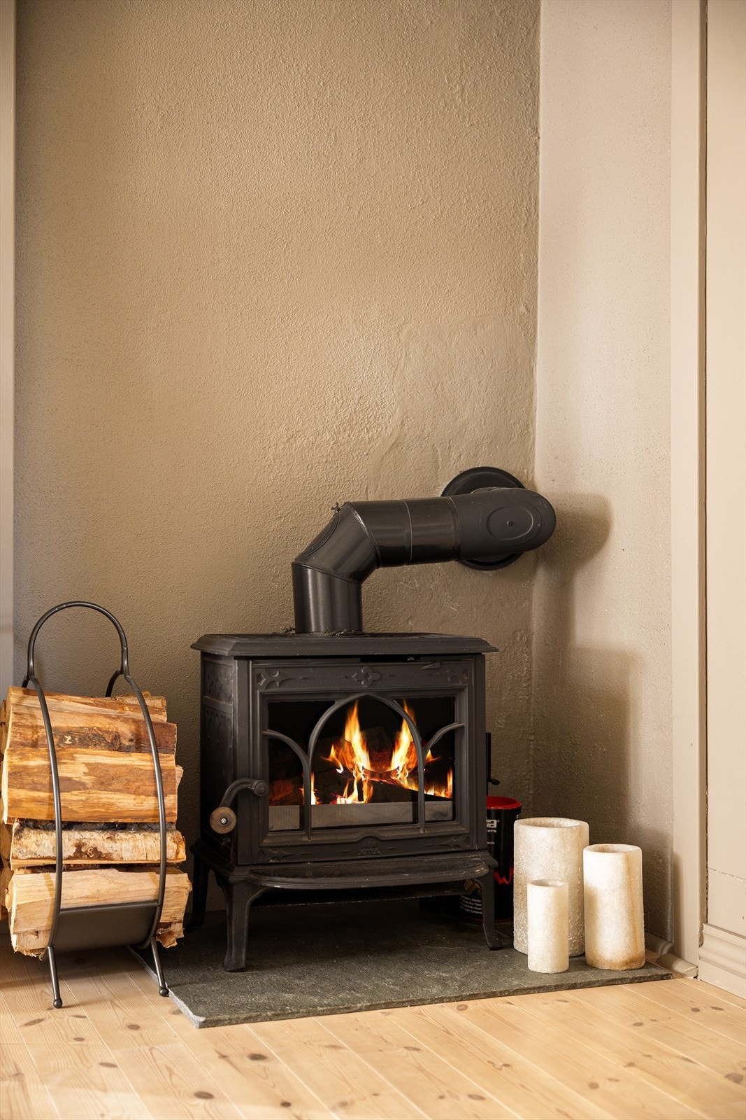 Peisen er fantastisk på kalde vinterdager, og bidrar til ekstra hygge i stuen. Galleribilde