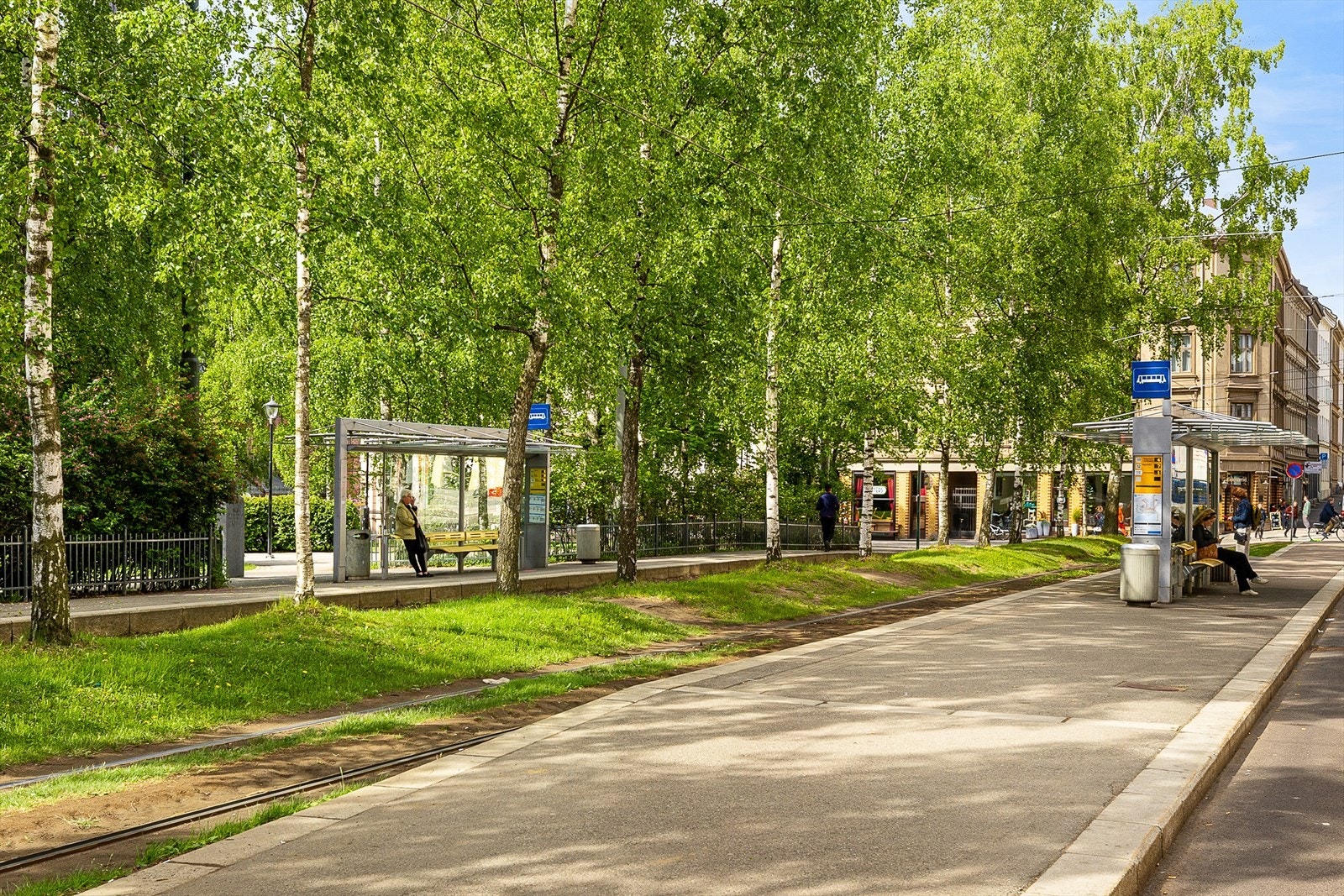 Hyggelige Birkelunden ligger rett utenfor leiligheten, med gode kollektivmuligheter i tillegg til den fine parken som blant annet har marked hver søndag. Galleribilde