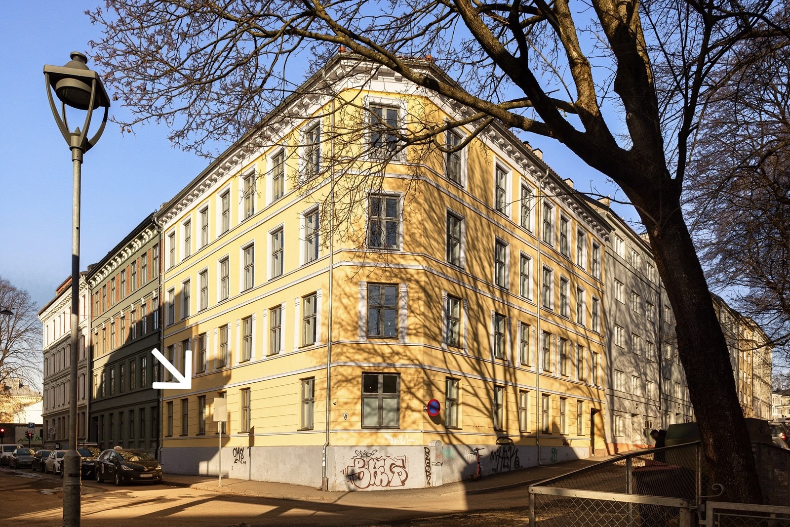 Leiligheten har en tilbaketrukket og skjermet beliggenhet i en trafikkstille gate, vendt mot Hallénparken. Dette er en usedvanlig høy 1.etg uten innsyn, med soverom mot bakgård. Vinduer i kjøkken og stue er markert med pil. Galleribilde