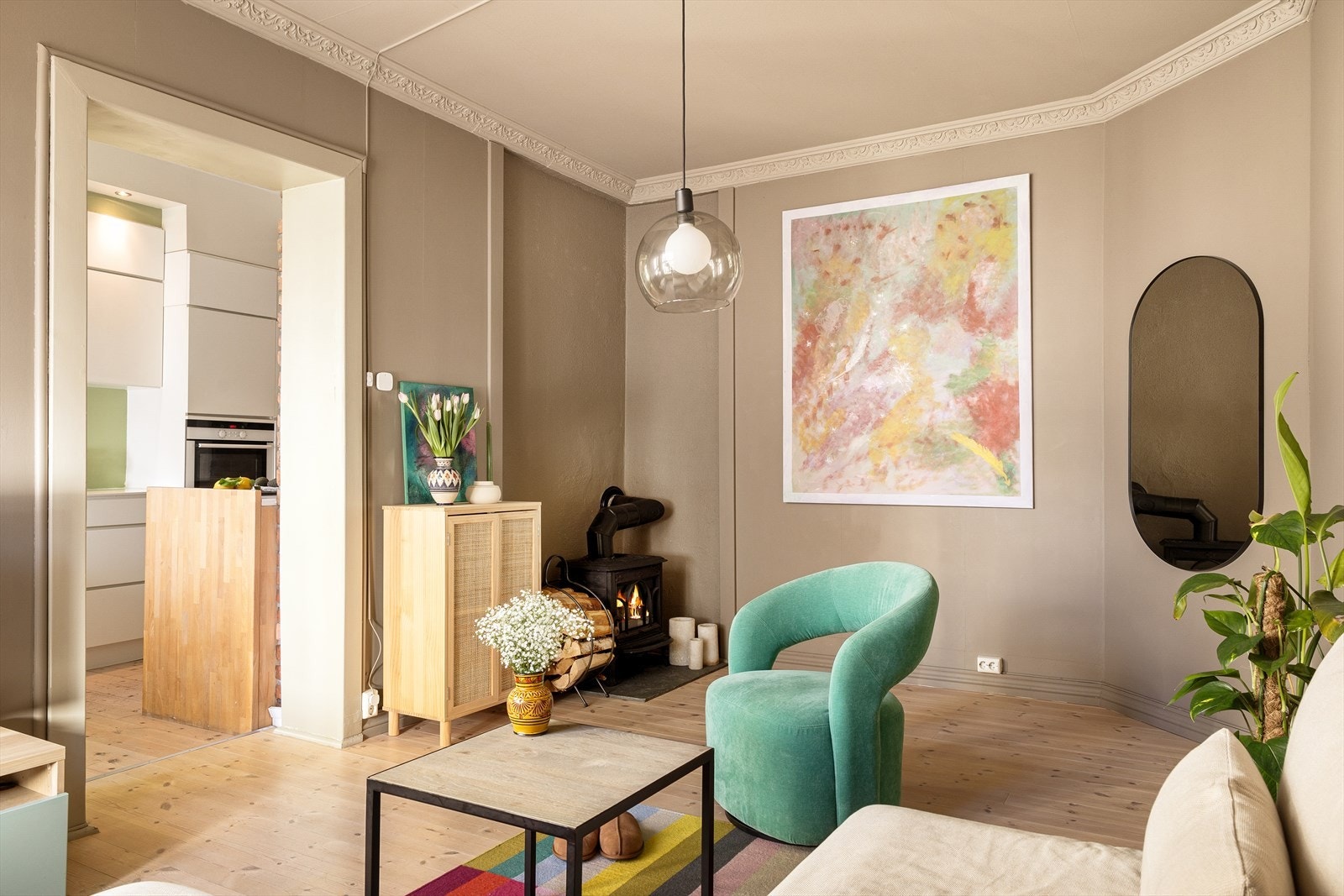 Stuen har en praktisk og delvis åpen planløsning til kjøkkenet, som skaper en sosial atmosfære. God plass til større sittegruppe eller annet møblement om ønskelig. Galleribilde