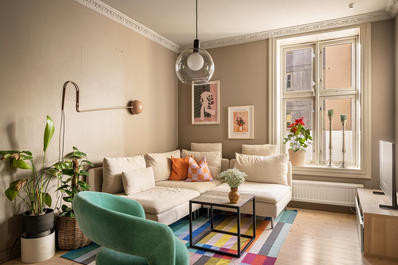 Leiligheten er gjennomgående med store, vakre vindusflater og god takhøyde på ca. 2.62 m i stue. Galleribilde