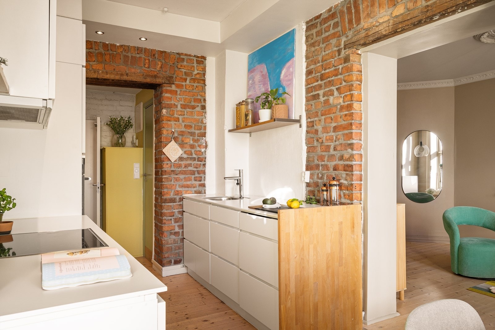 Kjøkkenet har også opplegg for vaskemaskin. Galleribilde