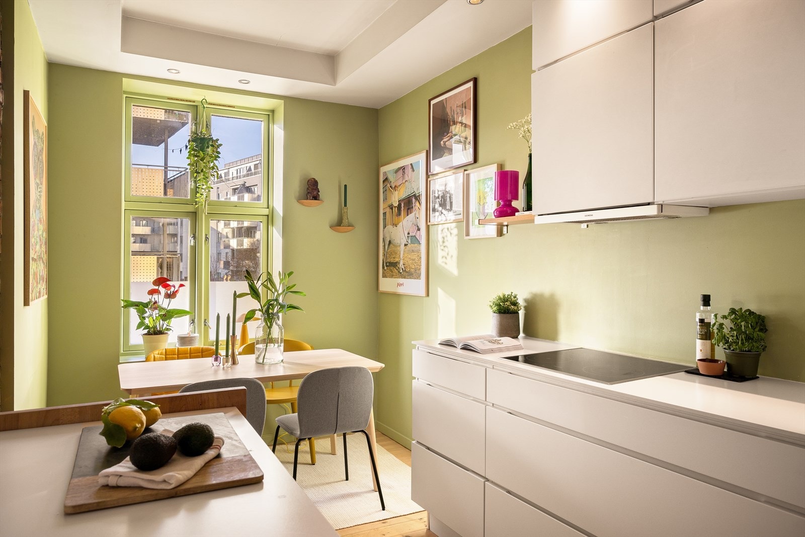 Lekkert KVIK kjøkken fra 2007 med tidsriktige fronter og sjenerøs skap- og benkeplass. Galleribilde