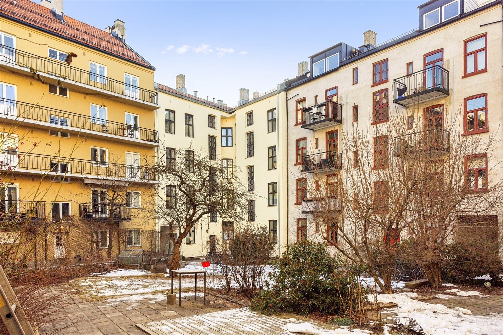 Borettslaget har en utrolig hyggelig bakgård med frodig beplantning og flere sittegrupper. Galleribilde