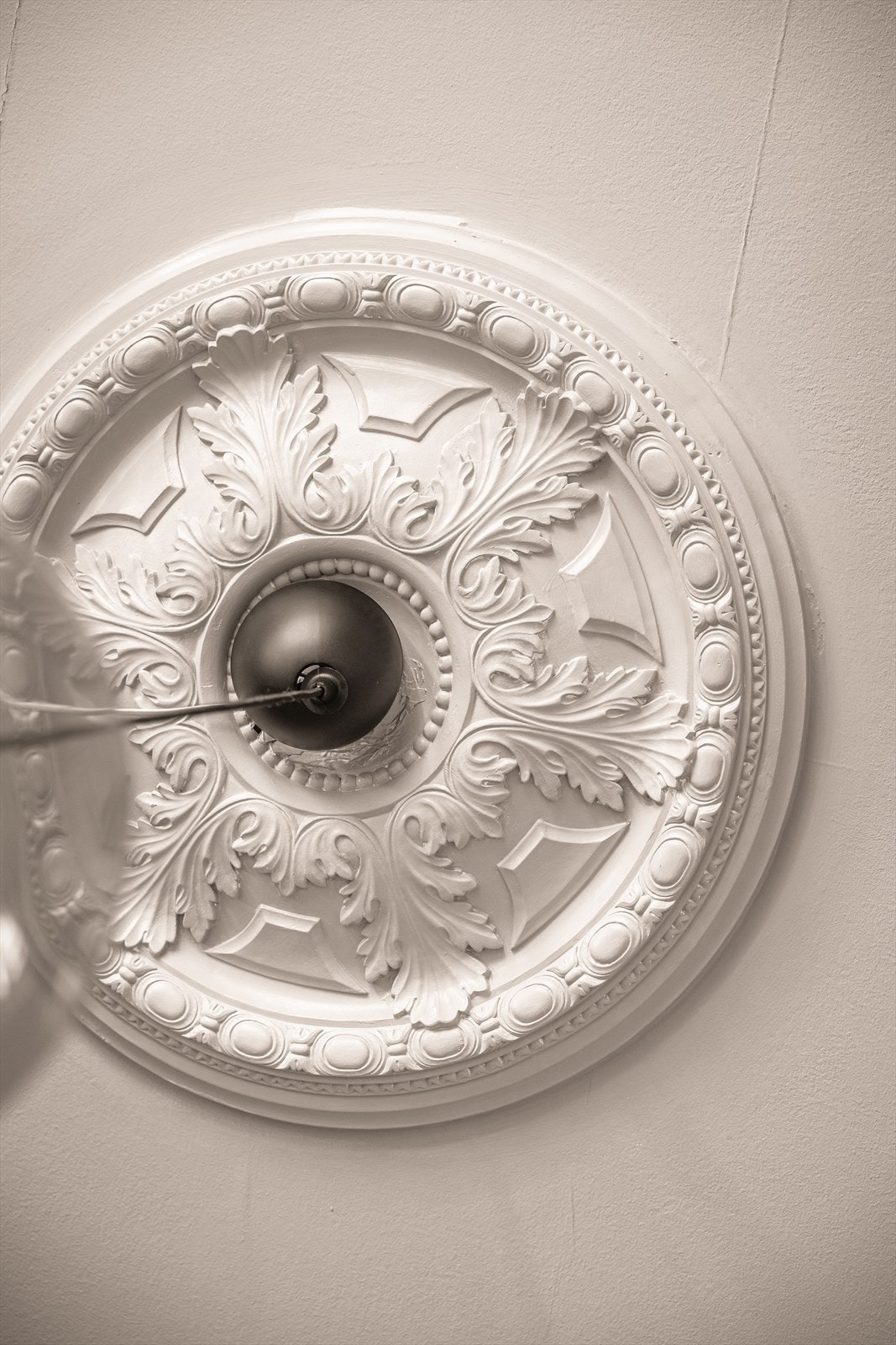 Denne drømmeleiligheten har alle klassiske detaljer du drømmer om: store vindusflater, stukkatur, rosett, teglsten, originale tregulv, takhøyde og peis! Galleribilde