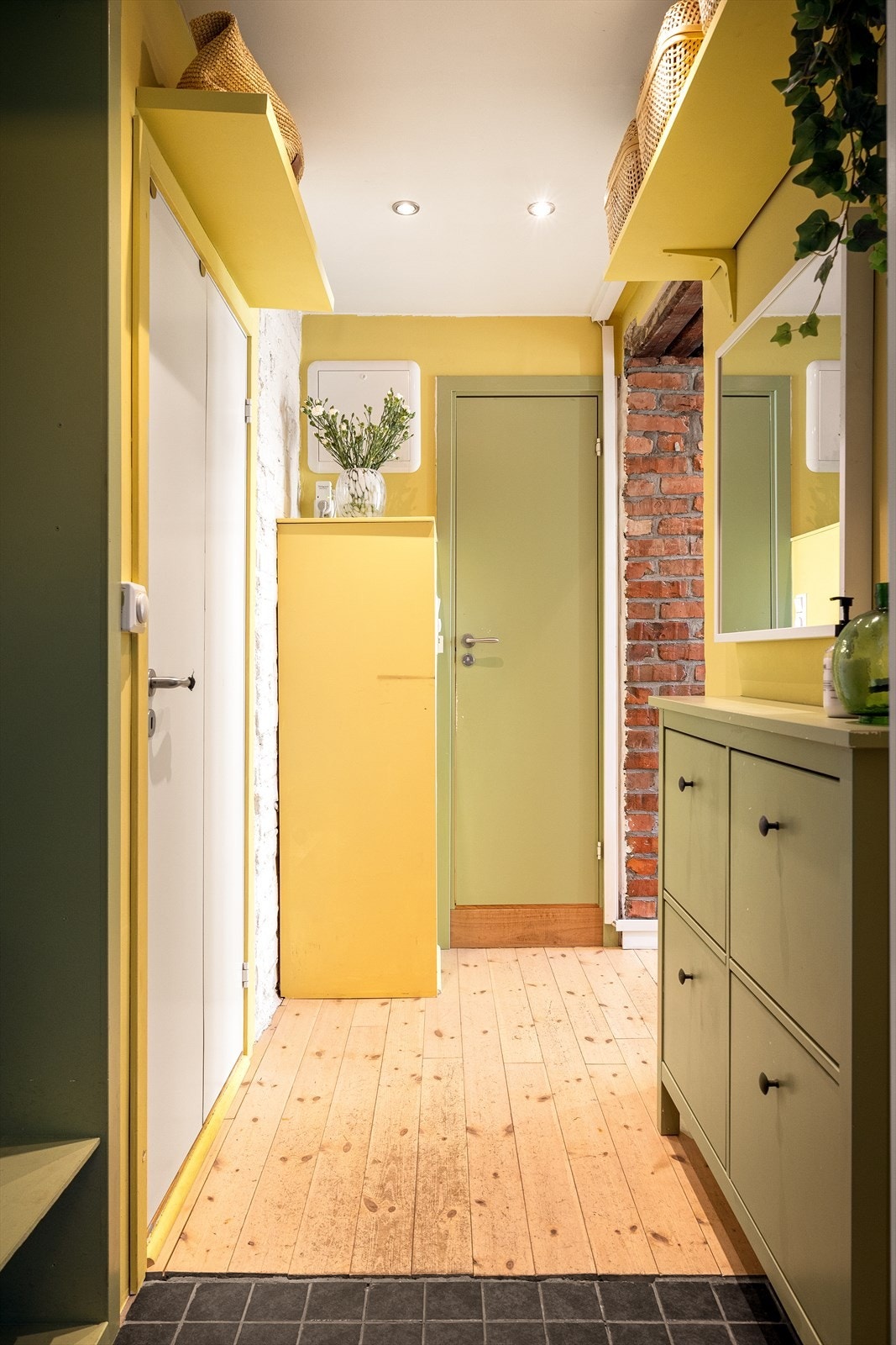 Velkommen inn - dørcalling gjør det enkelt å slippe inn gjester fra gateplan. Praktiske hyller og garderobeskap også her! Galleribilde