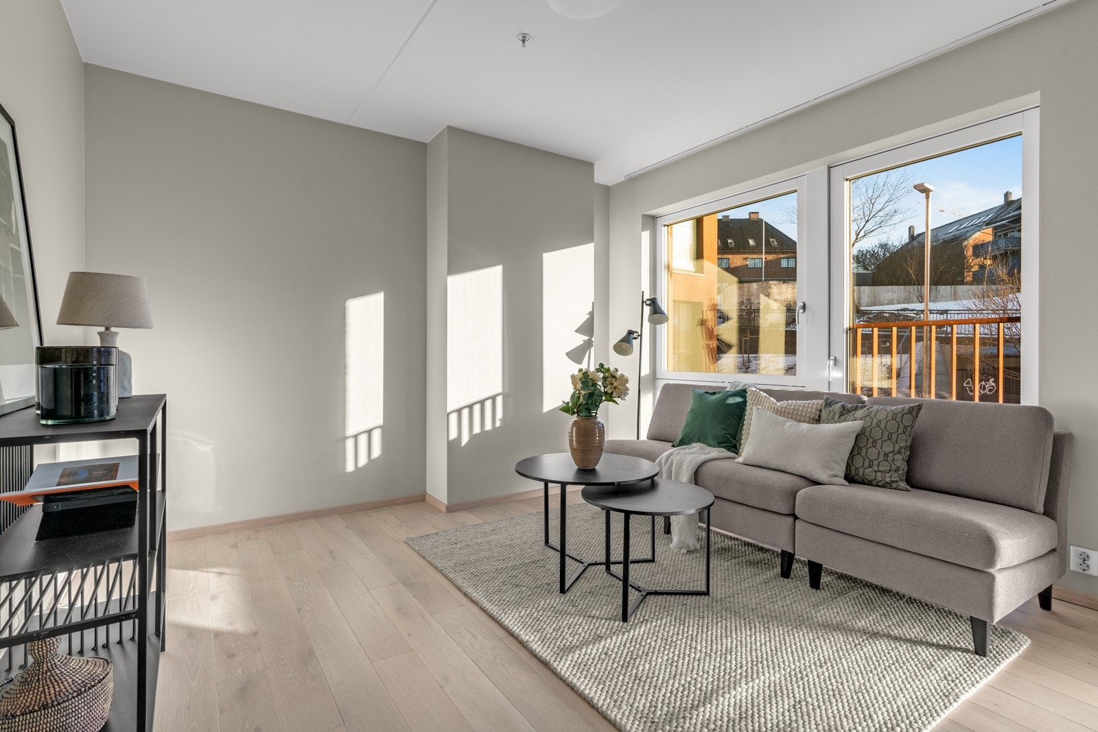 Store vindusflater som sørger for rikelig med naturlig lys Galleribilde