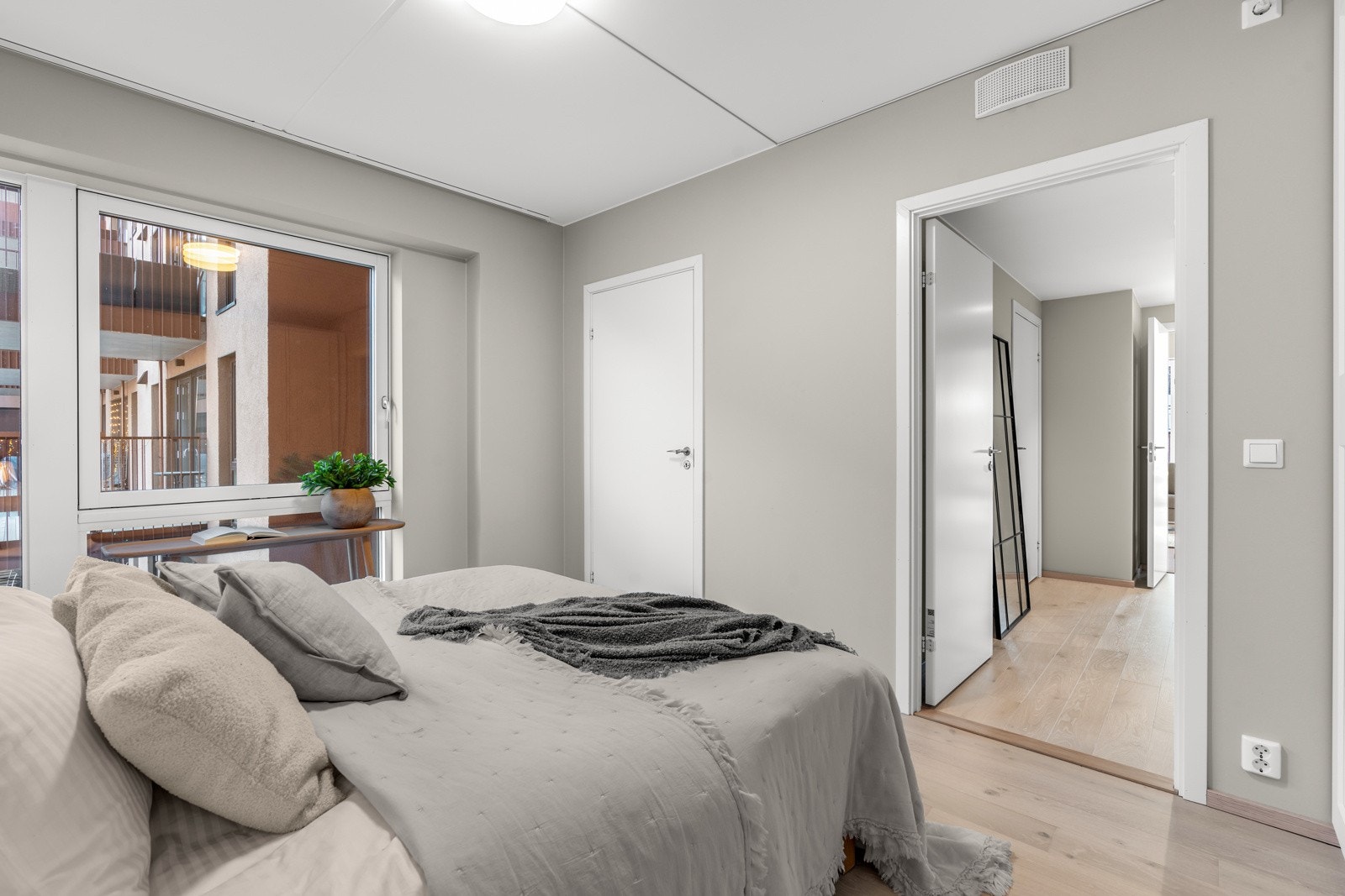 Romslig soverom med garderobe og god plass til dobbeltseng, samt walk-in garderobe/bod Galleribilde