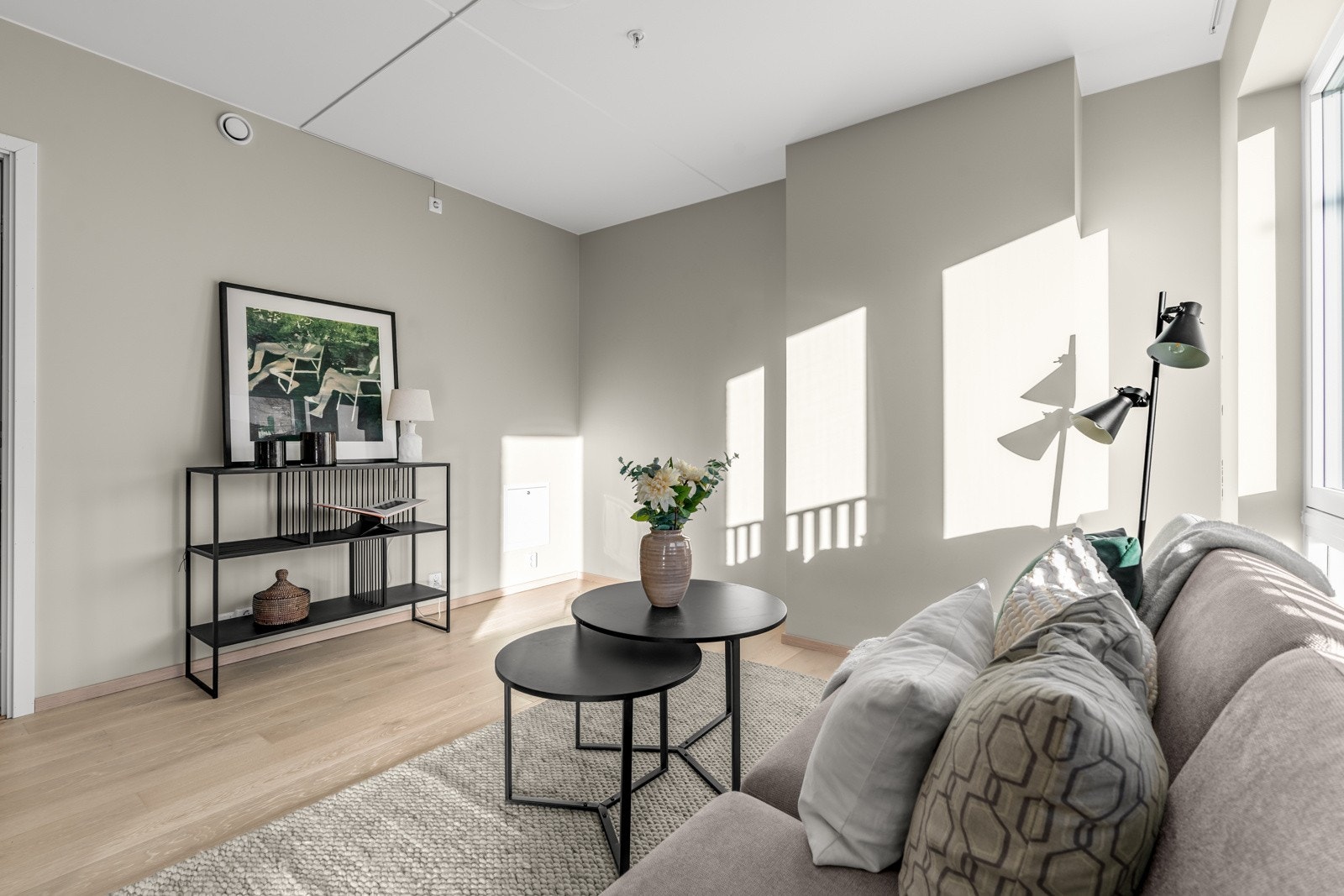 Leiligheten er malt i lyse og moderne farger Galleribilde