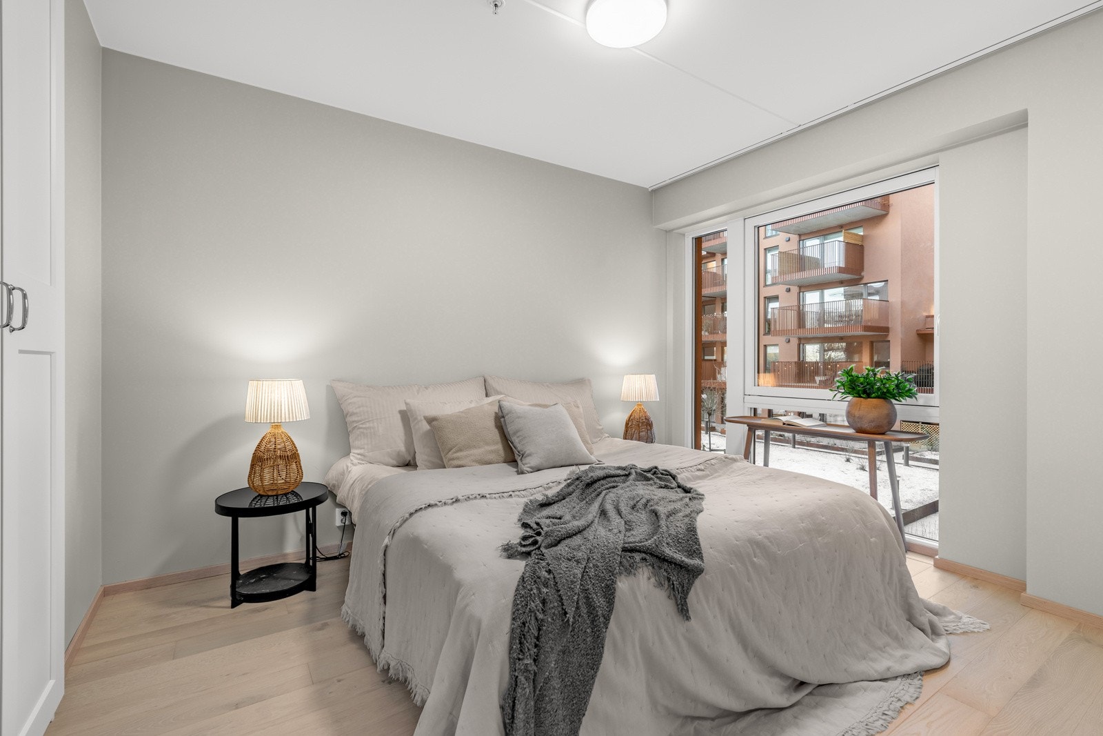 Romslig soverom med garderobe og god plass til dobbeltseng, samt walk-in garderobe/bod Galleribilde